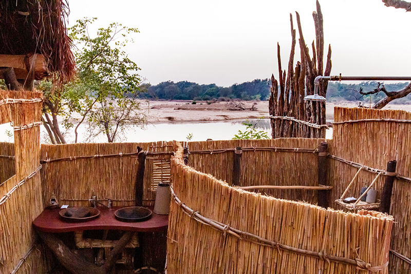 Chalet's bathroom - Takwela Camp